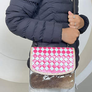 Sacs à main pour femmes en gros directement de l'usine, sacs à main personnalisés à la mode, sacs à bandoulière en cuir de vache travaillé à la main avec rabat à carreaux, style western - Product Image 4