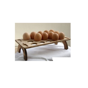 Estante para huevos de madera hecho a mano para almacenamiento de huevos frescos de granja, con construcción duradera y un atractivo rústico tradicional. - Product Image 1