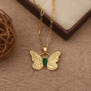Collier pendentif papillon sculpté plaqué or - Charme animalier vert émeraude pour femme - Bijoux bohèmes faits à la main pour superposition R - Product Image 3