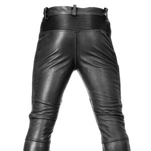 Pantalon Moto Homme Personnalisé en Cuir Noir Respirant Imprimé Sérigraphié Coupe Droite Braguette Zippée Détail Rivets Multi-Poches Décontracté - Product Image 3