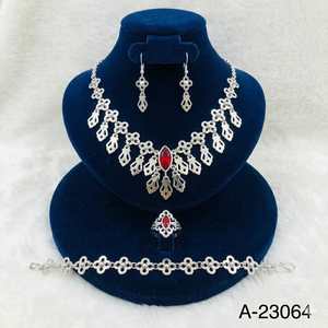 ชุดเครื่องประดับทองคำชุบ 24K ประดับเพชรซิคอนรูปดอกไม้จาก MOLL JEWELLERS ล่าสุด สำหรับผู้หญิง ได้รับการรับรองจากผู้ที่ไม่ใช่ฝ่ายใด สำหรับงานหมั้นและงานแต่งงาน - Product Image 2