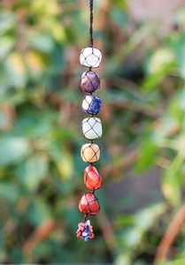 Ornement suspendu pour voiture en pierres précieuses 7 chakras naturelles, pendentif en cristal fait main, pierre polie irrégulière, décoration miroir Feng Shui - Product Image 3