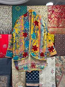 Chaqueta Acolchada Kantha Cosida a Mano, Estilo Único, Bordado Suzani, Hecha a Mano en Rajasthan, Reversible y Transpirable - Product Image 5
