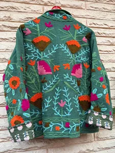 Chaqueta Bordada Suzani de Algodón Verde Hecha a Mano para Mujer, Estilo Bohemio, Arte Folclórico Floral, Abrigo Étnico - Product Image 2