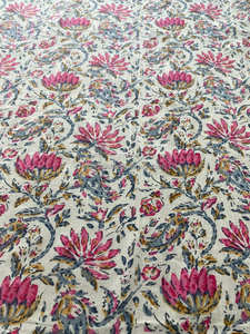 Tissu en coton imprimé à la main à motifs floraux indiens en gros pour crème rose, rose, bleu beau pour vêtements de filles, décoration, rideaux, sacs - Product Image 5