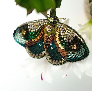 เข็มกลัดปักลายทำมือสุดหรู ประดับด้วยลูกปัดระยิบระยับ MD HANDICRAFTS ของขวัญแต่งงานสำหรับทุกเพศ - Product Image 1