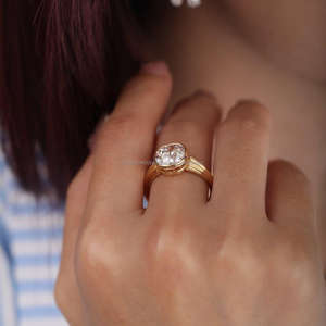 Bague de fiançailles/mariage classique pour femme, style vintage, en or jaune, sertie d'un diamant de laboratoire taille coussin, certifiée IGI - Product Image 3