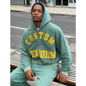 Maquette gratuite : Sweat à capuche oversize personnalisé avec strass, style streetwear vieilli, fermeture éclair et poche kangourou - Product Image 2