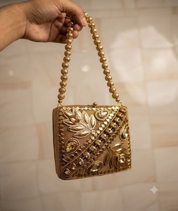 Sac à main F S INTERNATIONAL fait main, plaqué or, avec fermoir Kundan, orné de perles et de pierres en relief, avec chaîne dorée, idéal pour les mariages et les événements en extérieur - Product Image 3