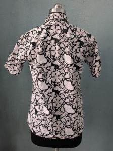 เสื้อเชิ้ตแขนสั้นพิมพ์ลายดอกไม้สไตล์ลำลองสำหรับผู้ชาย ผ้าฝ้าย 100% ระบายอากาศได้ดี ODM สีดำ ปกคอพับ สไตล์ฤดูร้อน - Product Image 5