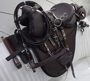 Silla de Montar Inglesa para Caballos de Resistencia, Duradera y Atractiva, con Correas de PVC, Equipo de Equitación Sintético Ligero para Venta al por Mayor - Product Image 4