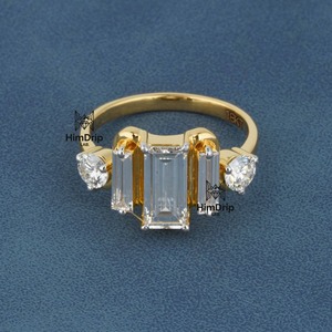 Anillo de compromiso y boda de tres piedras con diamantes cultivados en laboratorio, corte baguette, de oro sólido de 18 quilates, el más vendido, disponible para la venta. - Product Image 1