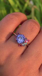 Anillo de Oro de 14K para Mujer con Zafiro Azul de Corte Redondo y Piedras Laterales Rosadas, Estilo Romántico de Compromiso - Product Image 6