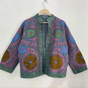 Chaqueta Bohemia para Mujer con Bordado Suzani, Chaqueta Corta de Algodón Gris Hecha a Mano con Diseño Floral Multicolor - Product Image 1
