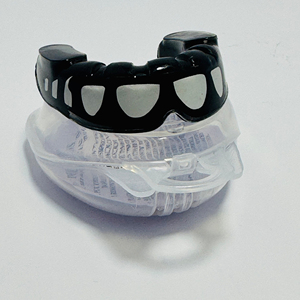 Protector Bucal Deportivo Negro Transparente 2026 Harry Johnson Production con Estuche Protector para Atletas - Product Image 1
