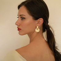 Anting-anting klip emas berlapis kuningan MUYAN untuk wanita, dengan sentuhan akhir palu, tanpa perlu tindik.