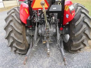 Tractor agrícola 4x4 de 74 HP listo para operaciones de ganado, heno y ranchos - Product Image 3