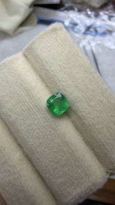 Esmeralda Colombiana Natural Certificada, Corte Cuadrado Cojín, Color Verde Intenso, Piedra Preciosa Suelta de 0.70 Quilates - Product Image 3