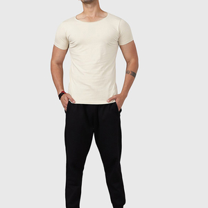 T-shirt homme streetwear avec logo, coupe classique, 100% coton, qualité supérieure, fabrication sur mesure. - Product Image 4