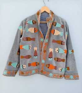 Veste Suzani en velours brodée à la main pour femme, motif poisson, style bohème vibrant, manteau d'hiver artistique et coloré pour femme, vêtement d'extérieur pour festival - Product Image 1