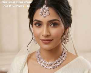 Parure de bijoux de luxe vintage en alliage plaqué or avec perles et Kundan, comprenant collier ras-du-cou, boucles d'oreilles et Maang Tikka, idéale pour fiançailles et mariage, dernière collection - Product Image 5