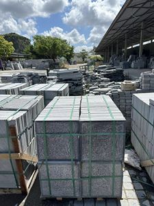 หินปูนธรรมชาติเวียดนามเกรดพรีเมียม รูปทรงสี่เหลี่ยมผืนผ้า ผิวแบบ Bush-Hammered พร้อมขอบขัดเงา ดีไซน์ภายนอกวิลล่าหรูทันสมัย - Product Image 4