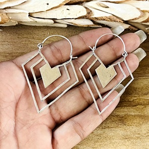 Último Diseño Pendientes de Aro Boho Chevron Joyería Étnica de Latón para Mujer Chapado en Plata Geométrico Rombo Colgante para Venta al por Mayor OEM ODM - Product Image 3