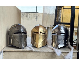 Ensemble de 3 casques de chevalier médiévaux en acier plaqué or, visière ouverte, plume ailée Vanguard, casque antique de collection - Product Image 2