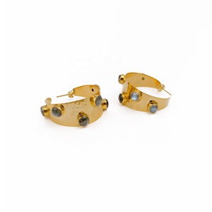 Pendientes de Aro con Cabujón de Labradorita Hechos a Mano, Banda de Acero Inoxidable Chapada en Oro Martillado, Joyería de Diseño Atrevido, Estilo Bohemio y Moderno - Product Image 3
