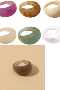 Vente en gros d'anneaux en résine faits à la main avec un design artistique moderne pour femmes - Product Image 5