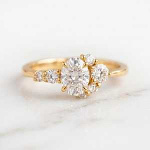 Bague de fiançailles artisanale en or massif avec diamant de laboratoire ovale brillant et rond de 1,01 ct, clarté E, VVS, bijoux fins - Product Image 1
