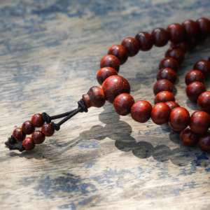 Collier de prière et de méditation religieux en bois de santal beige naturel, 108 perles rondes, Sigma Exports, emballage en vrac, OEM ODM, vente en gros - Product Image 5