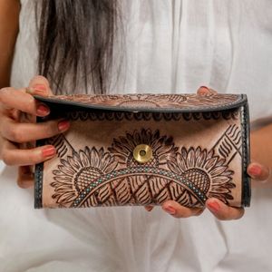 Cartera de mujer hecha a mano, de cuero genuino, con diseño floral, tallada a mano, estilo western, de lujo, último modelo, éxito de ventas, juego de 2 piezas. - Product Image 1