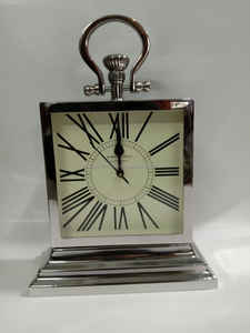 Horloge de table en métal finition laiton antique idéale pour les maisons traditionnelles avec des accents de décoration esthétique royale - Product Image 3