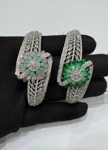 Magnifiques bracelets et joncs en alliage de zinc et zircon pour femmes, plaqués argent, bijoux tendance pour mariage et soirée - Product Image 2