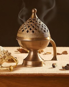 Lobandan avec Plucker, brûleur d'encens traditionnel en métal en forme de candélabre pour la décoration de la maison et du temple - Product Image 4