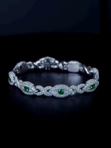 Elaborada con acabado en oro blanco de primera calidad y piedras engastadas a mano con detalles, esta pulsera ofrece una brillantez excepcional. - Product Image 1