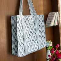 Sac fourre-tout matelassé en coton multicolore avec bandoulière, fermeture ouverte, motif floral, lavable, sac de voyage à la mode avec poche