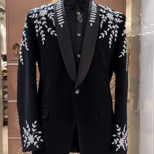 Blazer de smoking noir brodé pour homme avec motif floral blanc, veste de costume de créateur pour mariage et soirée avec revers châle - Product Image 1