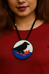 Collier pendentif oiseau noir perlé fait main, design circulaire avec détails bleus, blancs et oranges, pour un usage artistique et culturel - Product Image 4