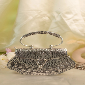 Elegante bolso de mano de latón dorado brillante con un relieve de motivos de hojas, detalles de borde texturizados, disponible a precios de mayorista. - Product Image 6