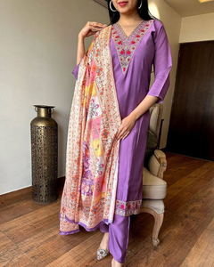Ensemble Kurti droit en viscose Chanderi lavande uni pour femme avec pantalon et dupatta en soie imprimée - Product Image 6