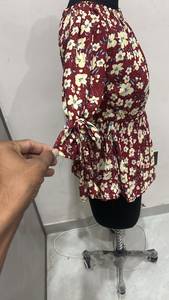Top Corto Casual de Verano con Estampado Floral Color Granate Premium, Cuello Redondo, Manga Media, Puños con Lazo y Cintura Fruncida para Uso Diario al por Mayor - Product Image 2