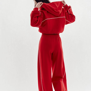 Ensemble de sport pour femme personnalisé : sweat à capuche court ample et pantalon de survêtement large – Survêtement de gym rouge confortable et élégant pour femme - Product Image 2