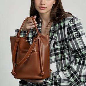 Bolso de Hombro de Cuero Genuino Premium para Mujer, Elegante Bolso Tote Marrón con Correa Ajustable, Cierre de Cremallera Plegable y Estiloso - Product Image 5