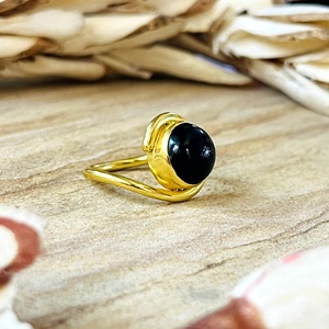 Bague en laiton au design unique, minimaliste, avec onyx noir, bijoux bohèmes en laiton pour femme, plaqué or 18 carats, solitaire vague, vente en gros/OEM/ODM - Product Image 4