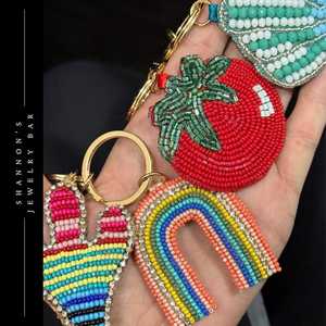 พวงกุญแจคาราไบเนอร์ปักมือลายรุ้งประดับลูกปัดจาก SHANNON'S JEWELRY BAR ดีไซน์น่ารัก ทำจากผ้าสักหลาด เป็นมิตรต่อสิ่งแวดล้อม - Product Image 3