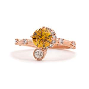 Bague de fiançailles Céleste en or rose 14 carats avec diamant de laboratoire rond fantaisie jaune vif de 1 carat, motif soleil et croissant de lune - Product Image 2