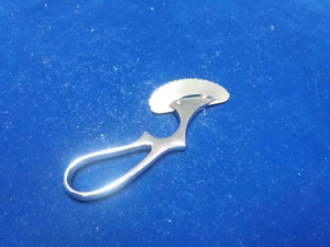Sierra para Yeso Engel de Acero Inoxidable, Instrumento Médico Ortopédico con Acabado Duradero y Mango Cómodo para Profesionales - Product Image 5