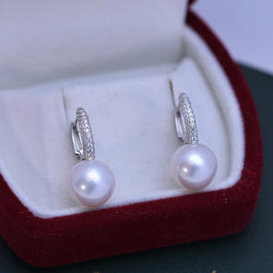 Boucles d'oreilles en perles d'eau douce rondes blanches de 10-11 mm à forte luminosité pour femmes, en argent S925 avec pendentif en or Love, défauts mineurs - Product Image 2